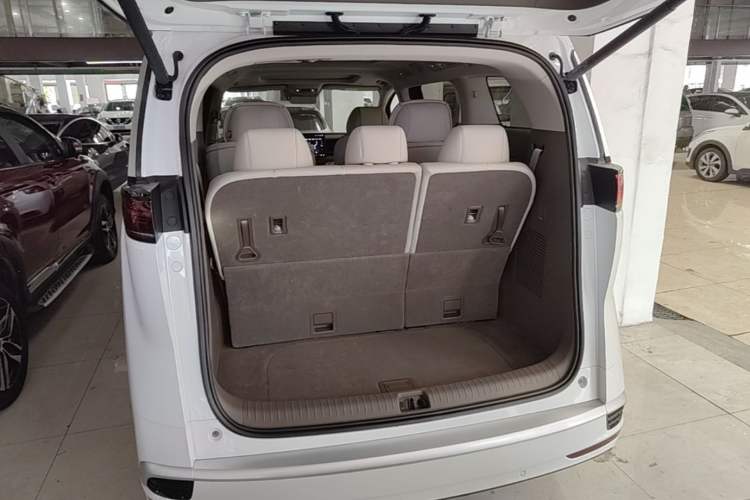 Used Denza D9 2022 DM-i 1040 Prestige Model Trunk