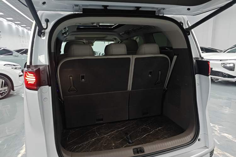 Used Denza D9 2022 DM-i 970 Four-Wheel Drive Flagship Model Trunk