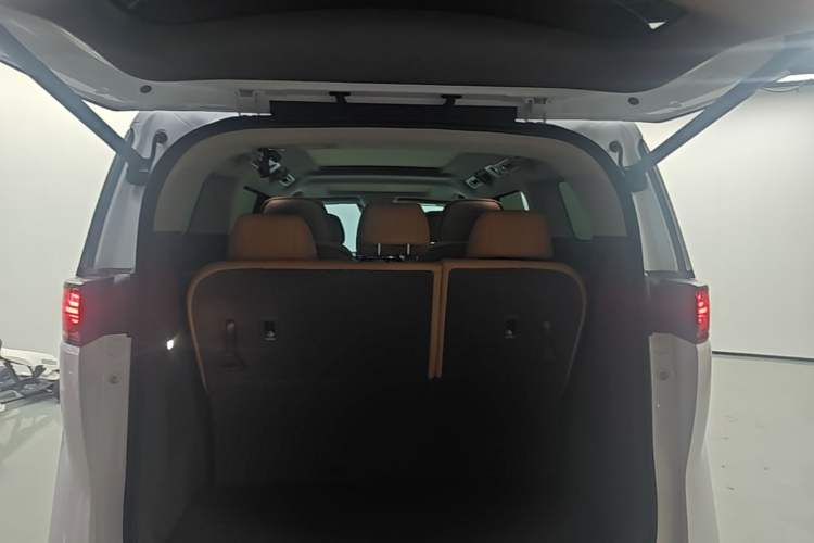 Used Denza D9 2022 DM-i 970 Four-Wheel Drive Flagship Model Trunk