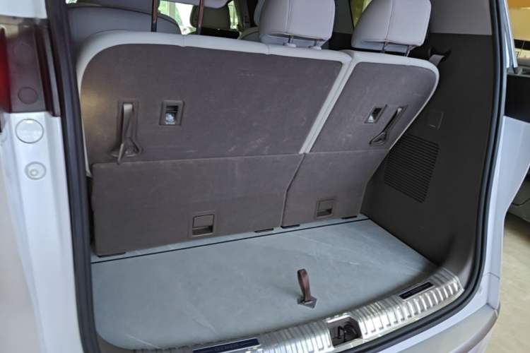 Used Denza D9 2022 DM-i 970 Four-Wheel Drive Flagship Model Trunk