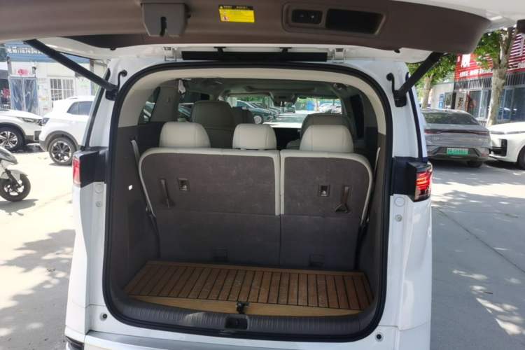 Used Denza D9 2022 DM-i 1040 Prestige Model Trunk