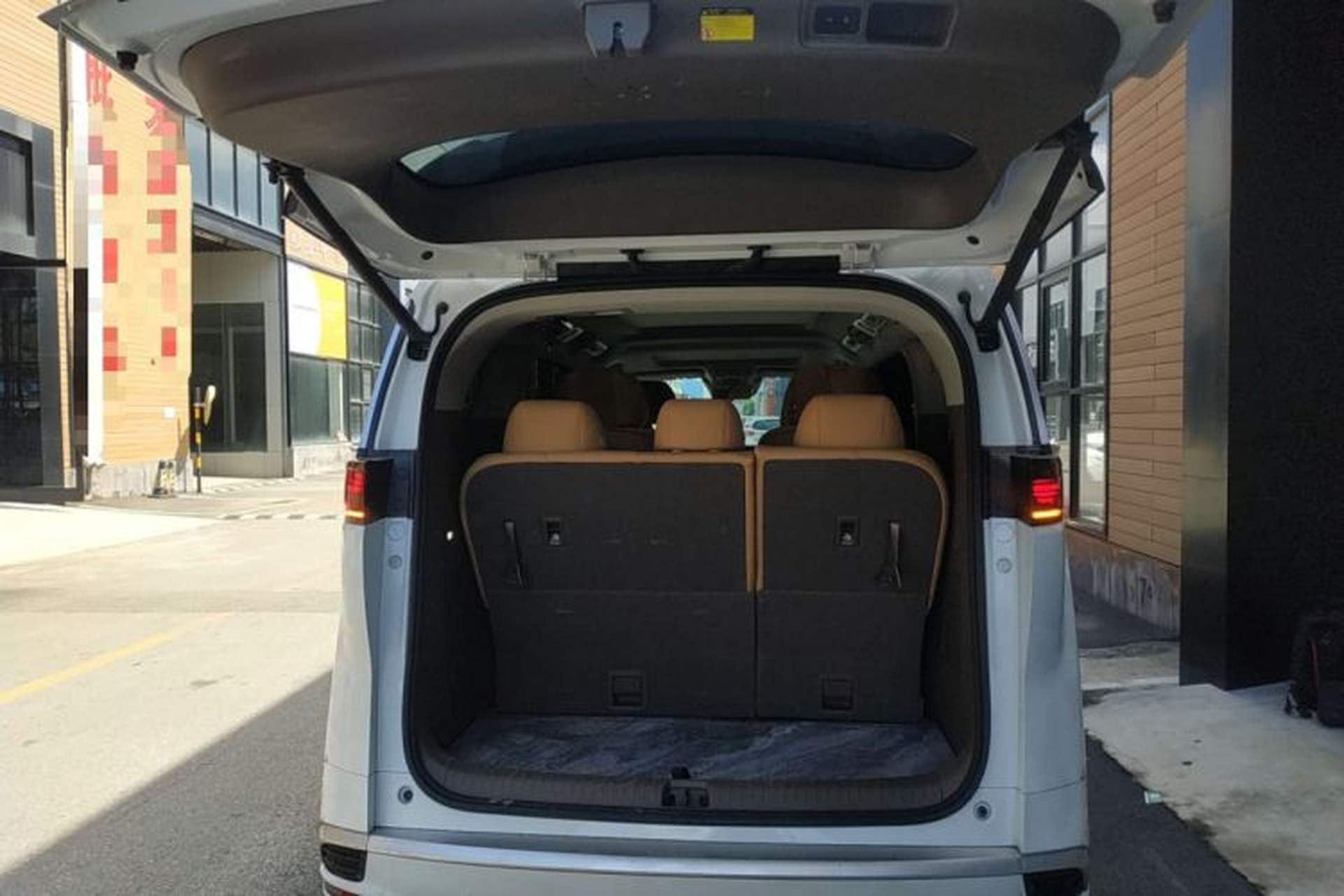 Used Denza D9 2022 DM-i 1040 Prestige Model Trunk