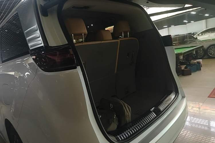 Used Denza D9 2022 DM-i 970 Four-Wheel Drive Flagship Model Trunk