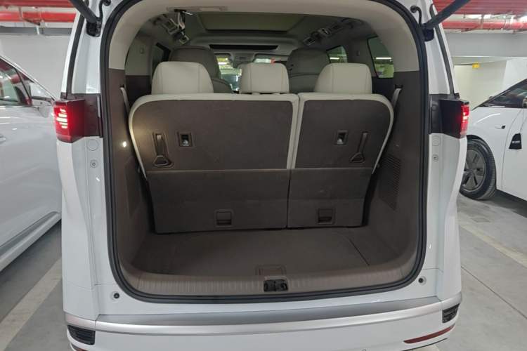 Used Denza D9 2022 DM-i 1040 Prestige Model Trunk