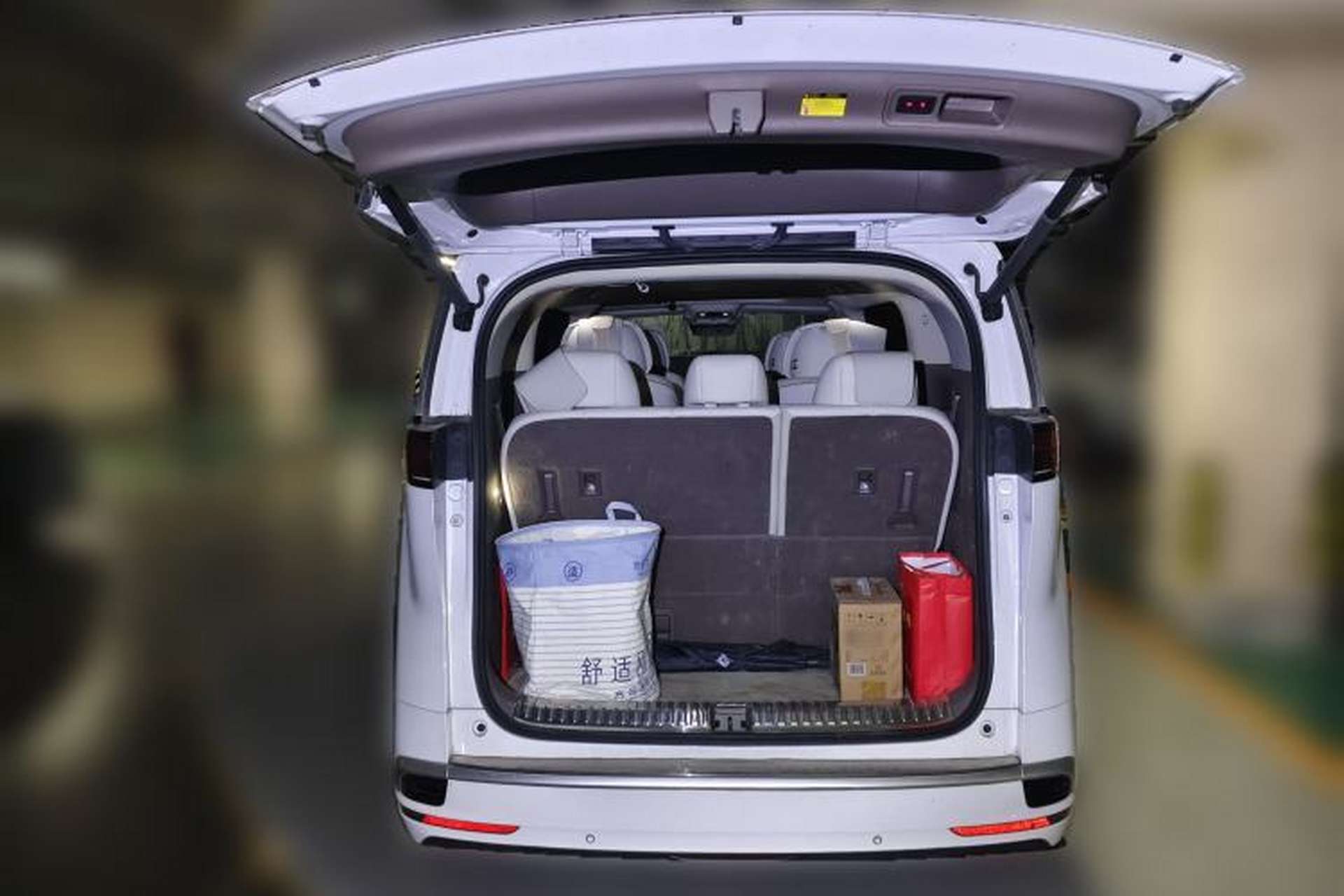Used Denza D9 2022 DM-i 970 Four-Wheel Drive Flagship Model Trunk