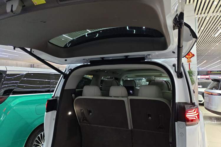 Used Denza D9 2022 DM-i 970 Four-Wheel Drive Flagship Model Trunk