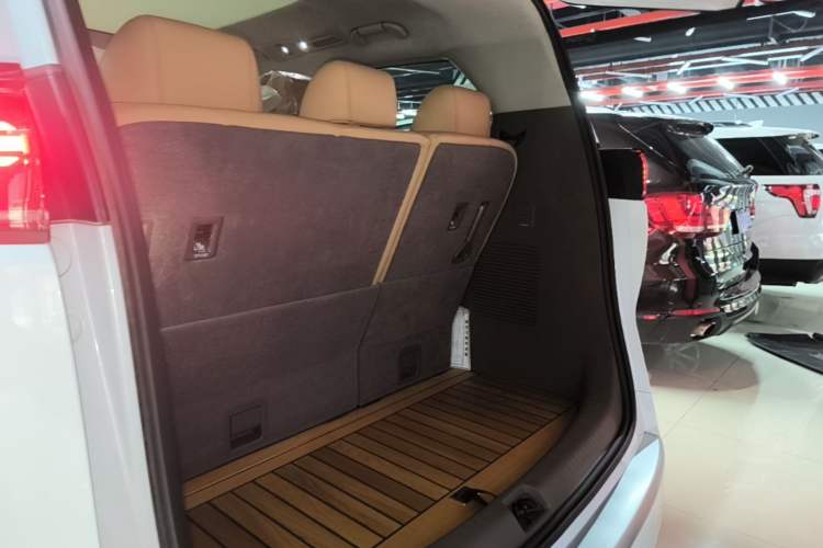 Used Denza D9 2022 DM-i 970 Four-Wheel Drive Flagship Model Trunk