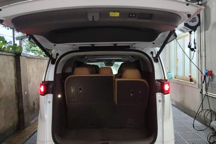 Used Denza D9 2022 DM-i 970 Four-Wheel Drive Flagship Model Trunk