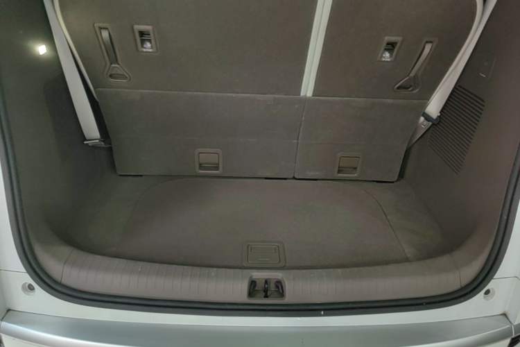 Used Denza D9 2022 DM-i 970 Four-Wheel Drive Prestige Model Trunk