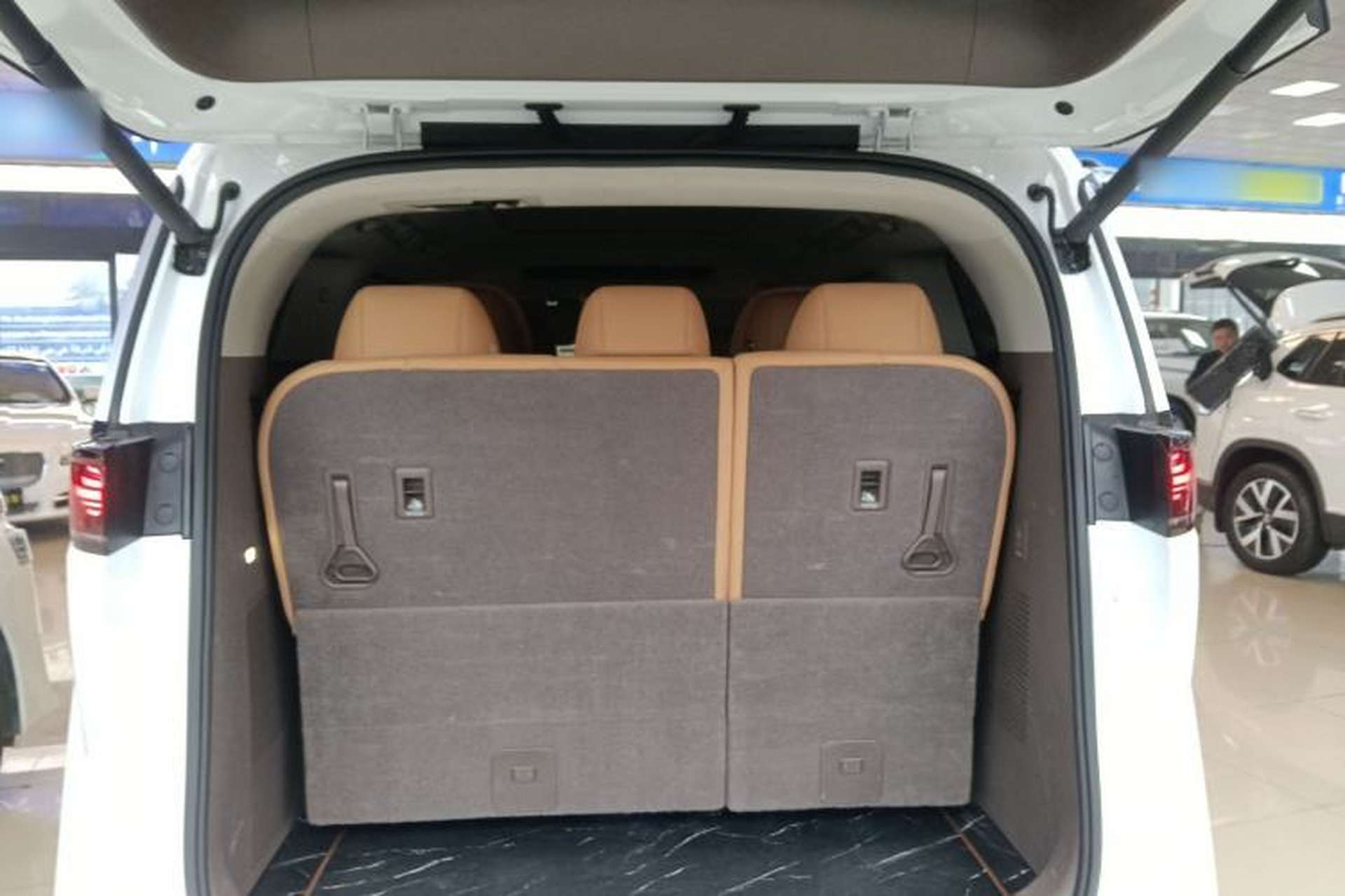 Used Denza D9 2022 DM-i 970 Four-Wheel Drive Flagship Model Trunk