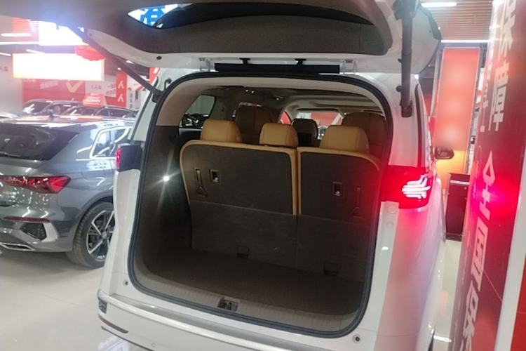 Used Denza D9 2022 DM-i 970 Four-Wheel Drive Flagship Model Trunk