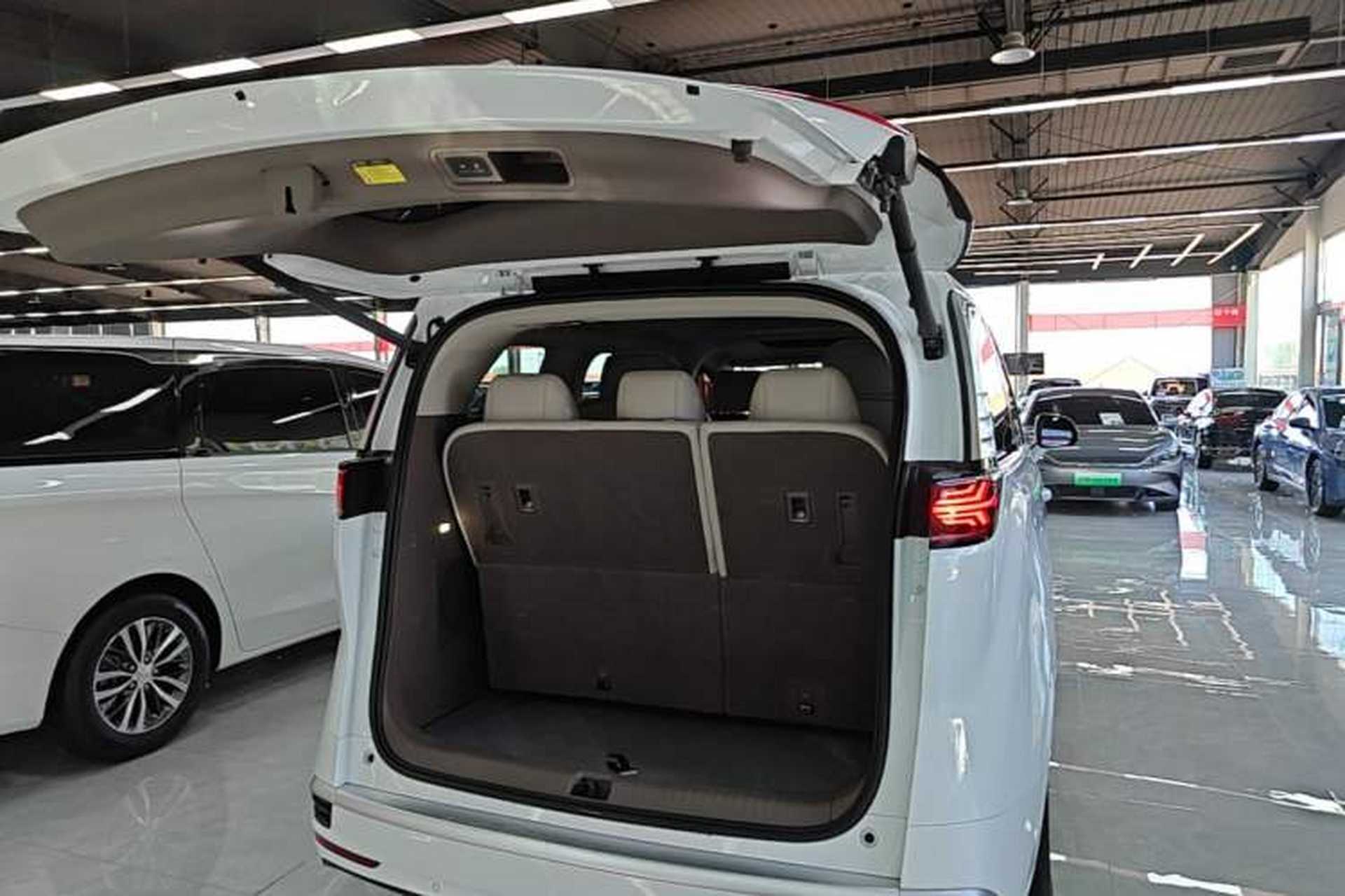 Used Denza D9 2022 DM-i 970 Four-Wheel Drive Prestige Model Trunk