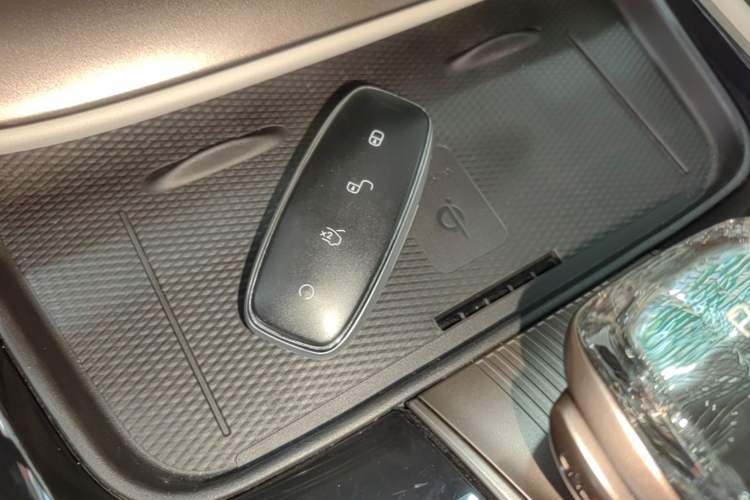 Used Denza D9 2022 DM-i 970 Four-Wheel Drive Prestige Model Vehicle Key