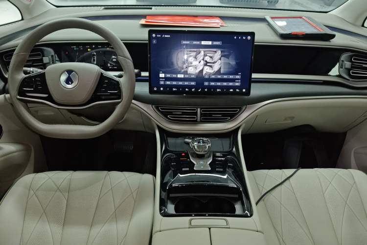 Used Denza D9 2022 DM-i 970 Four-Wheel Drive Flagship Model Center Console
