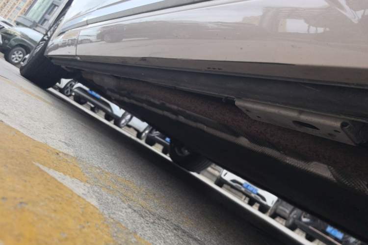 Used Denza D9 2022 DM-i 1040 Prestige Model Chassis Front Right