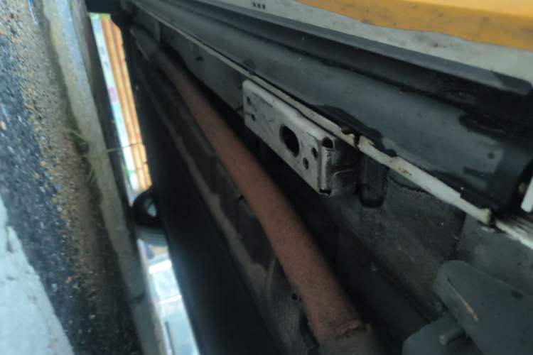 Used Denza D9 2022 DM-i 970 Four-Wheel Drive Flagship Model Chassis Front Right