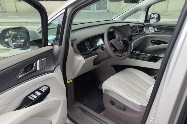 Used Denza D9 2022 DM-i 1040 Prestige Model Driver Seat
