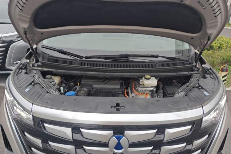 Used Denza D9 2022 DM-i 970 Four-Wheel Drive Flagship Model Engine Bay