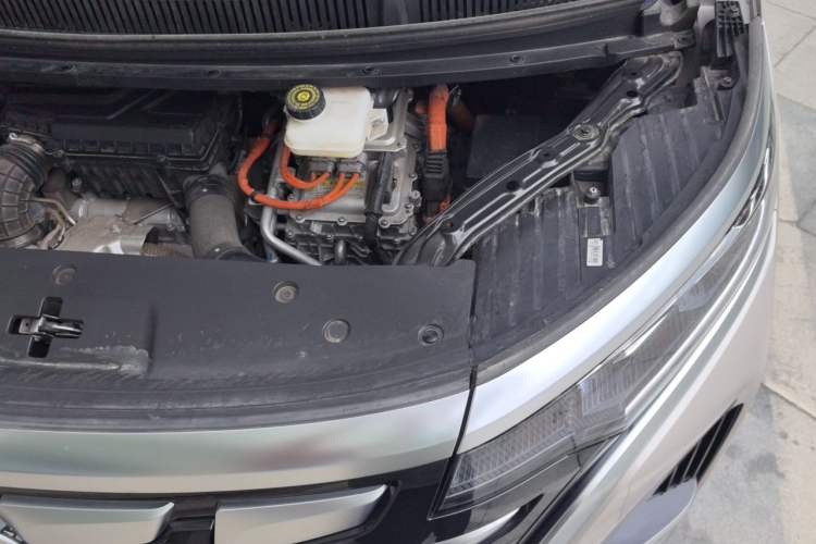 Used Denza D9 2022 DM-i 1040 Prestige Model Engine Bay Left