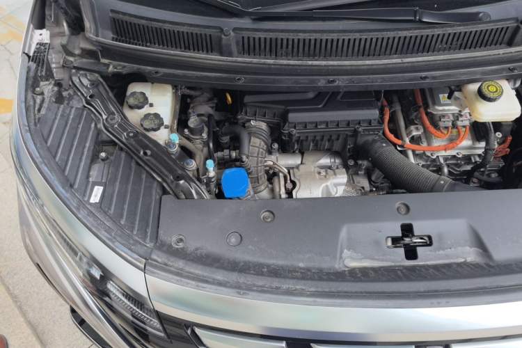 Used Denza D9 2022 DM-i 1040 Prestige Model Engine Bay Right