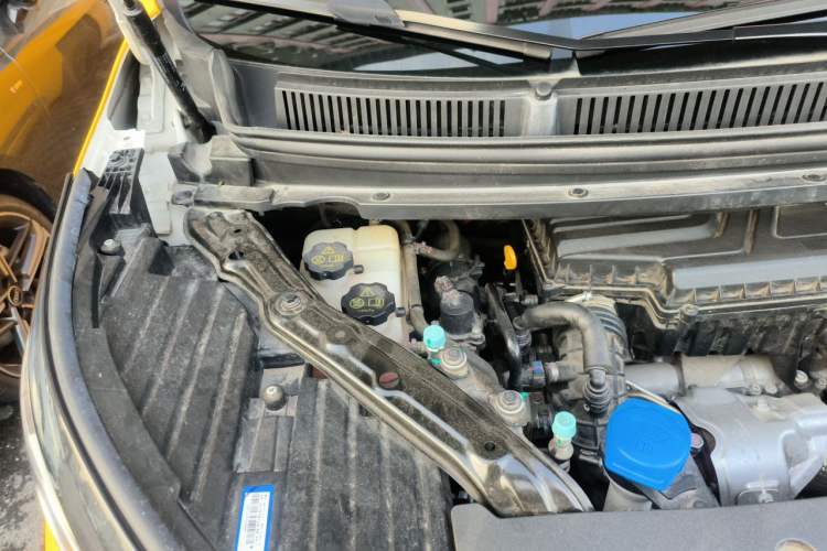 Used Denza D9 2022 DM-i 970 Four-Wheel Drive Flagship Model Engine Bay Right