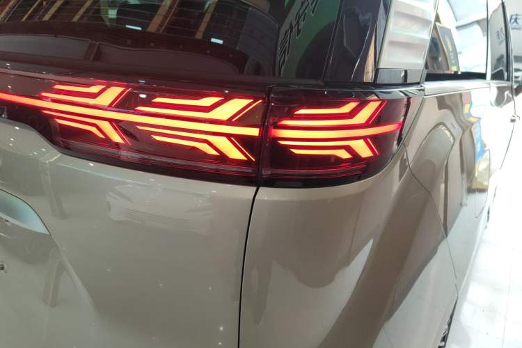 Used Denza D9 2022 DM-i 970 Four-Wheel Drive Prestige Model Exterior 3