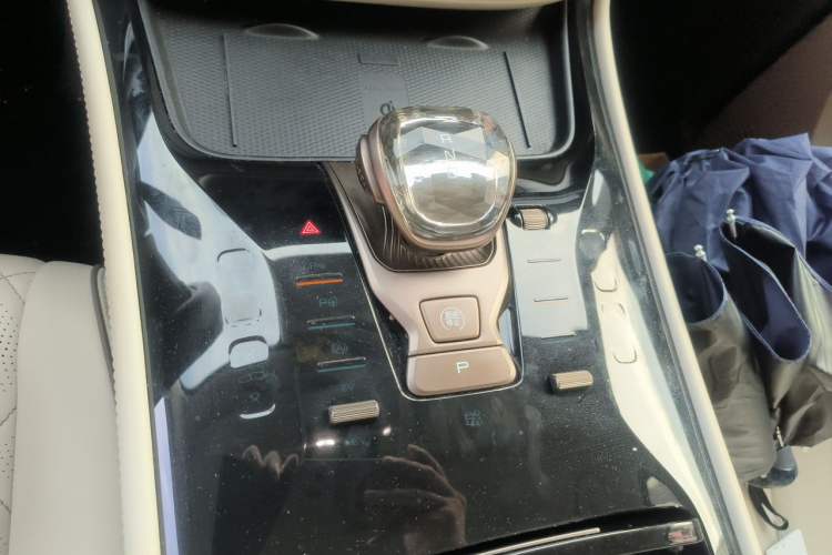 Used Denza D9 2022 DM-i 970 Four-Wheel Drive Flagship Model Gear Lever