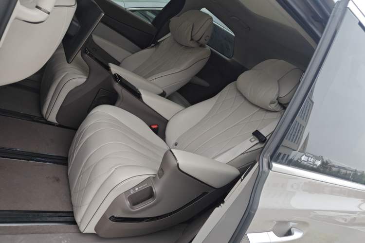 Used Denza D9 2022 DM-i 970 Four-Wheel Drive Flagship Model Interior 4