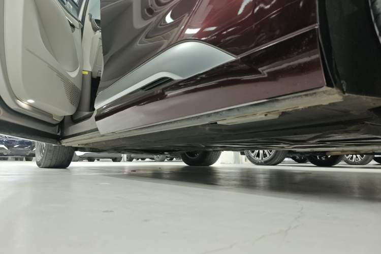 Used Denza D9 2022 DM-i 970 Four-Wheel Drive Flagship Model Left Side Sill