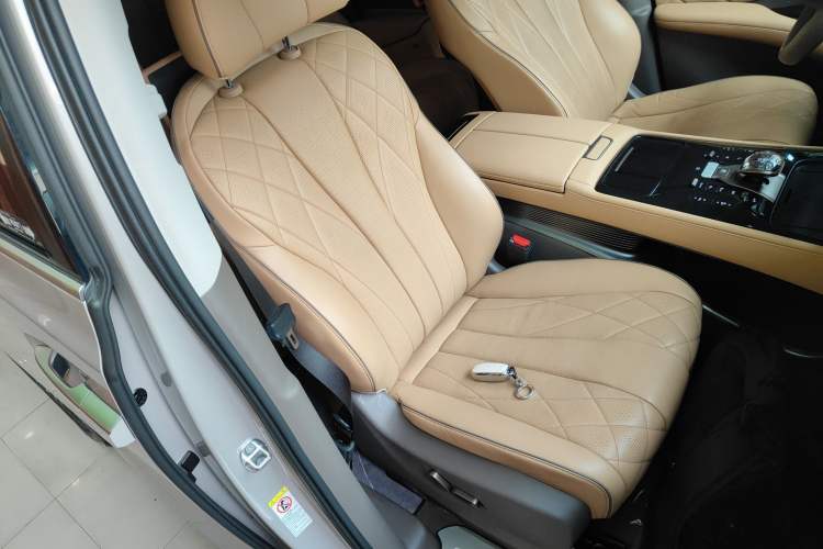 Used Denza D9 2022 DM-i 970 Four-Wheel Drive Prestige Model Right Front Seat