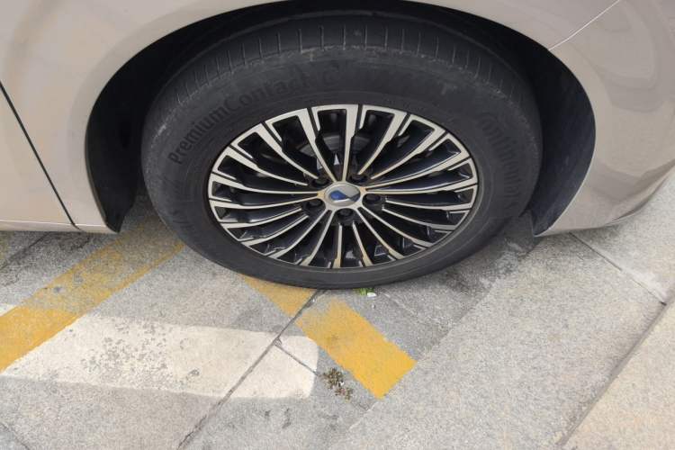 Used Denza D9 2022 DM-i 1040 Prestige Model Right Front Wheel Hub