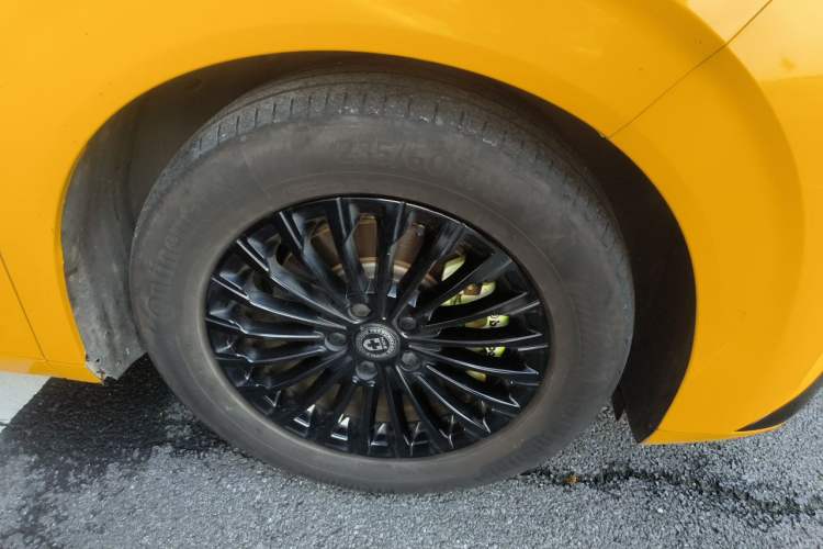Used Denza D9 2022 DM-i 970 Four-Wheel Drive Flagship Model Right Front Wheel Hub