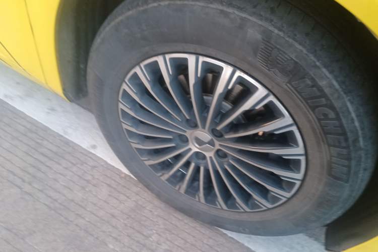 Used Denza D9 2022 DM-i 970 Four-Wheel Drive Prestige Model Right Front Wheel Hub