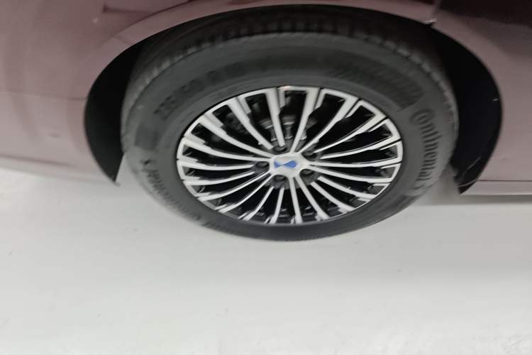 Used Denza D9 2022 DM-i 970 Four-Wheel Drive Flagship Model Right Rear Wheel Hub