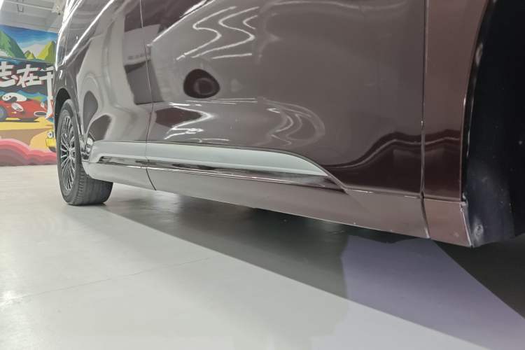 Used Denza D9 2022 DM-i 970 Four-Wheel Drive Flagship Model Right Side Sill
