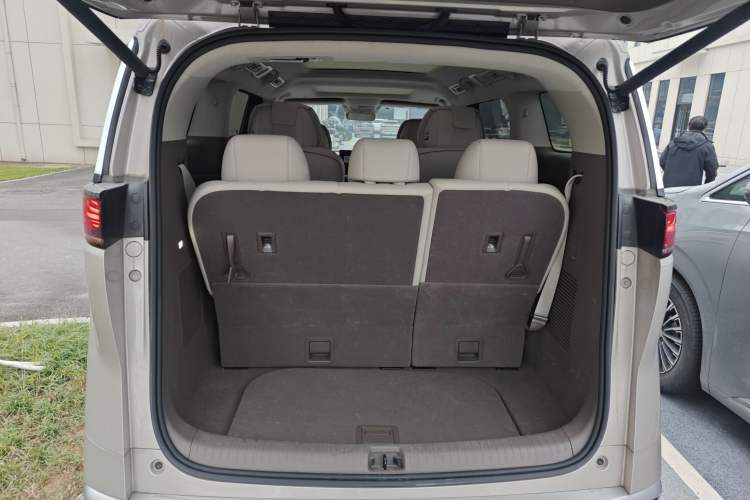 Used Denza D9 2022 DM-i 970 Four-Wheel Drive Flagship Model Trunk