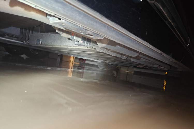 Used Denza D9 2023 DM-i 965 Luxury Model Chassis Rear Right