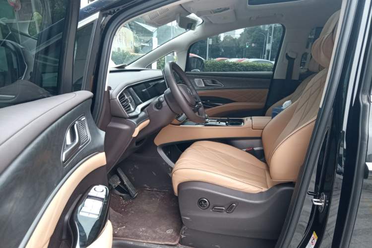 Used Denza D9 2023 DM-i 965 Luxury Model Driver Seat