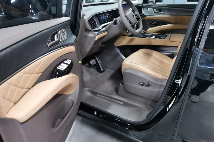 Used Denza D9 2023 DM-i 965 Luxury Model Driver Seat