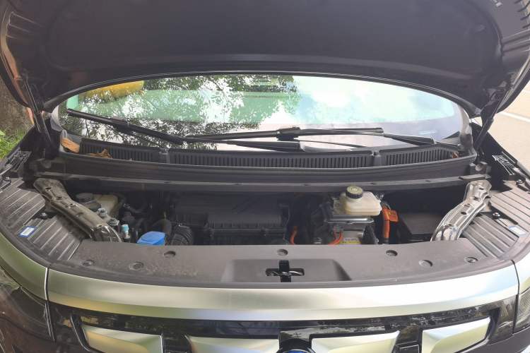 Used Denza D9 2023 DM-i 965 Luxury Model Engine Bay