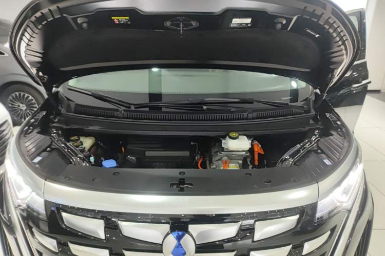 Used Denza D9 2023 DM-i 965 Luxury Model Engine Bay