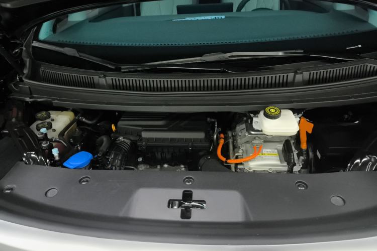 Used Denza D9 2023 DM-i 965 Luxury Model Engine Bay