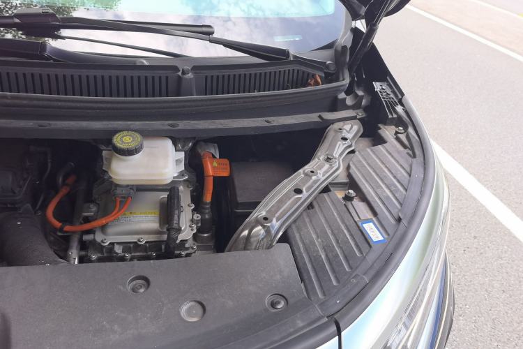 Used Denza D9 2023 DM-i 965 Luxury Model Engine Bay Left