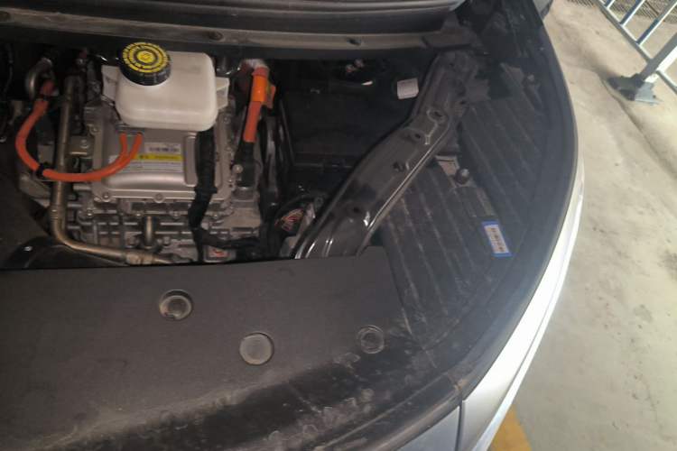 Used Denza D9 2023 DM-i 965 Luxury Model Engine Bay Left