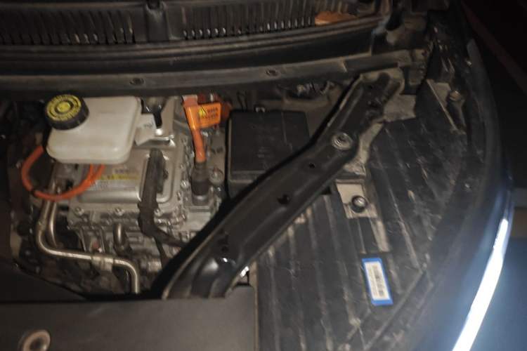 Used Denza D9 2023 DM-i 965 Luxury Model Engine Bay Left