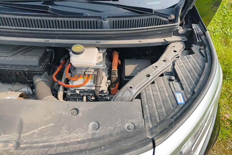 Used Denza D9 2023 DM-i 965 Luxury Model Engine Bay Left