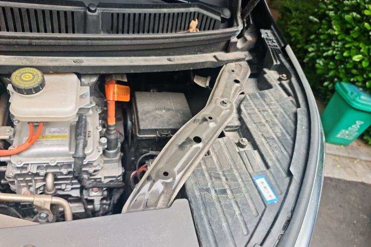 Used Denza D9 2023 DM-i 965 Luxury Model Engine Bay Left