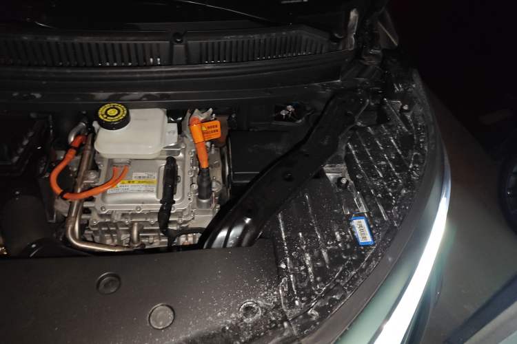 Used Denza D9 2023 DM-i 965 Luxury Model Engine Bay Left