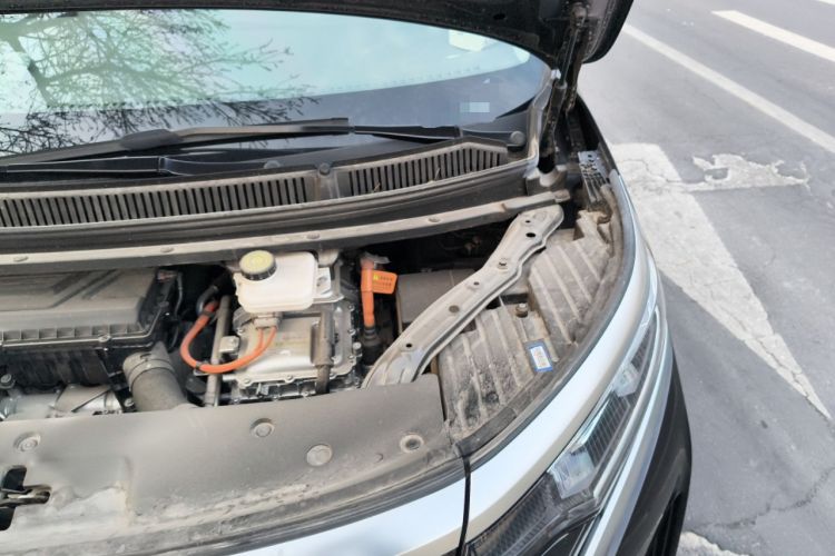 Used Denza D9 2023 DM-i 965 Luxury Model Engine Bay Left