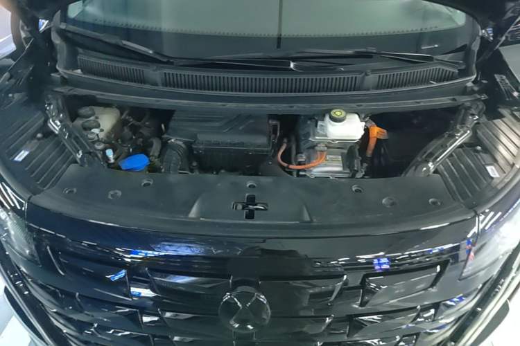 Used Denza D9 2023 DM-i 965 Luxury Model Engine Bay